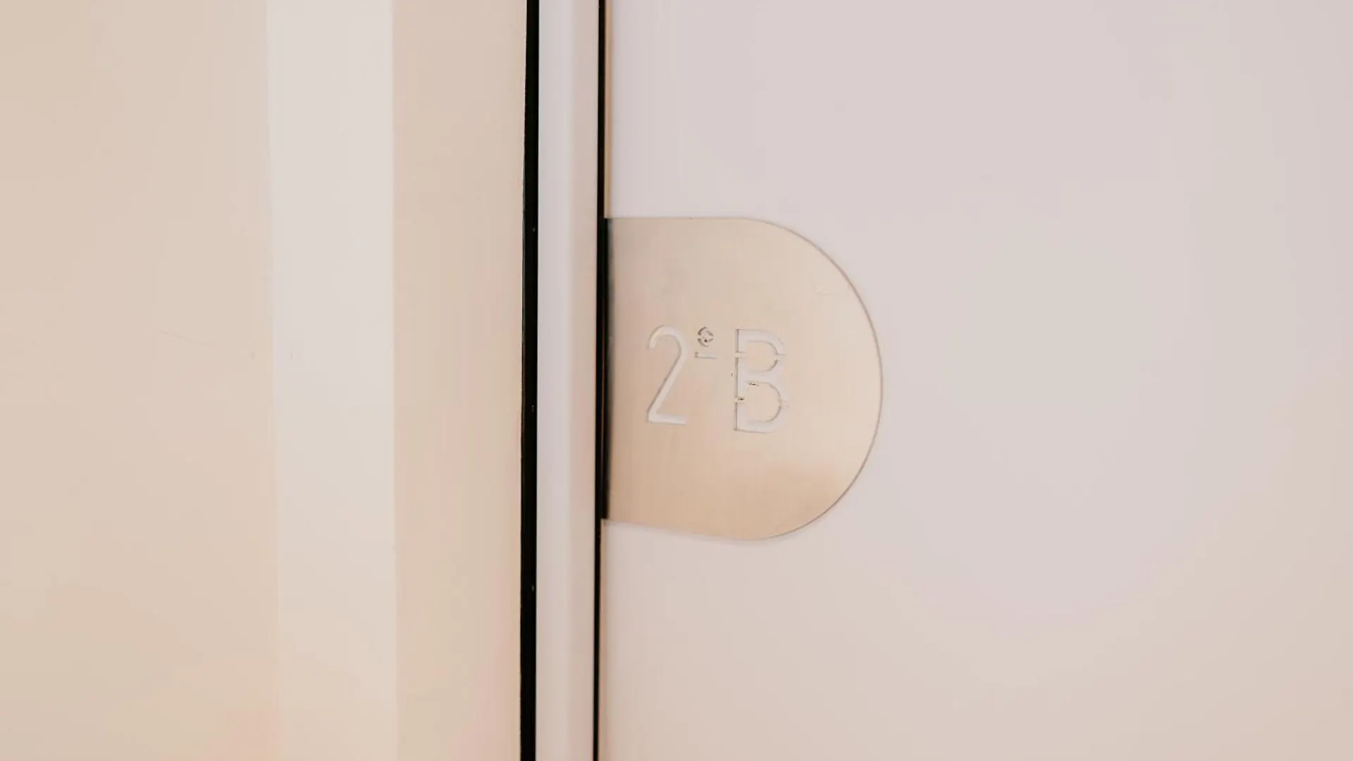 Mary Pink - No 2B - Charming Two-Bedroom Apartment Lisbon Portugal