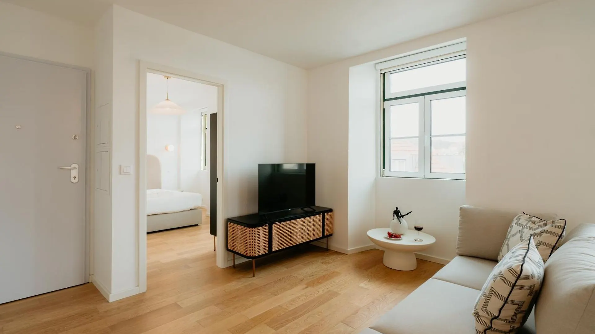 Mary Pink - No 2B - Charming Two-Bedroom Apartment Lisbon Portugal