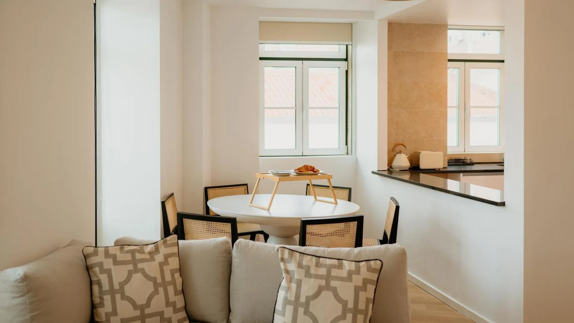 Mary Pink - No 2B - Charming Two-Bedroom Apartment Lisbon