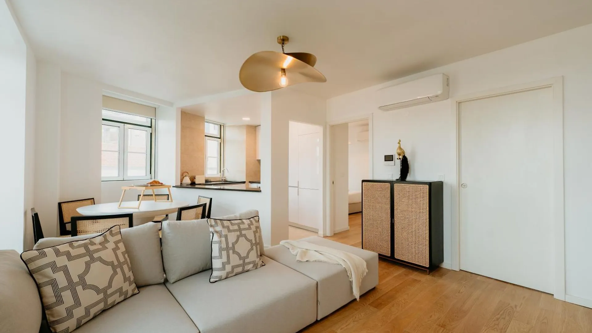 Mary Pink - No 2B - Charming Two-Bedroom Apartment Lisbon