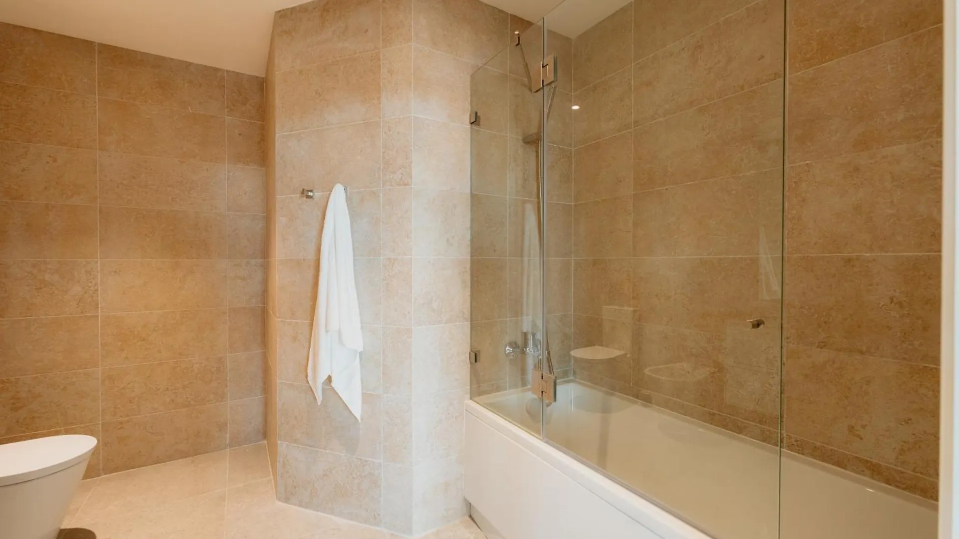 Mary Pink - No 2B - Charming Two-Bedroom Apartment Lisbon