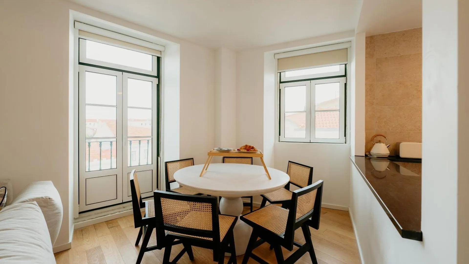Mary Pink - No 2B - Charming Two-Bedroom Apartment Lisbon