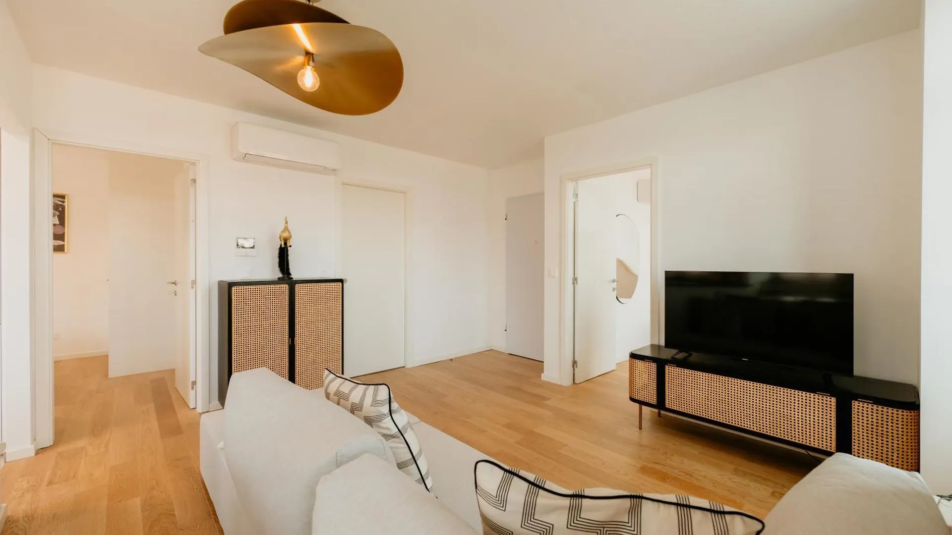 Mary Pink - No 2B - Charming Two-Bedroom Apartment Lisbon
