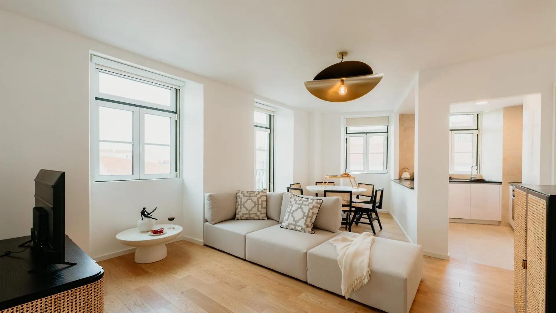 Mary Pink - No 2B - Charming Two-Bedroom Apartment Lisbon